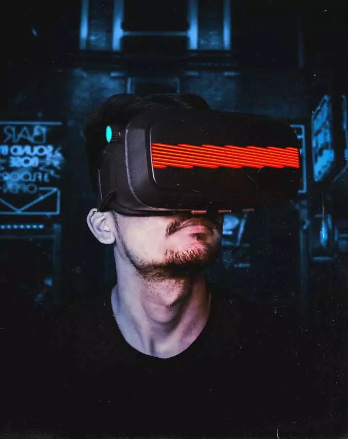 Ein Mann mit Virtual Reality Brille im Hintergrund hängt Kunst